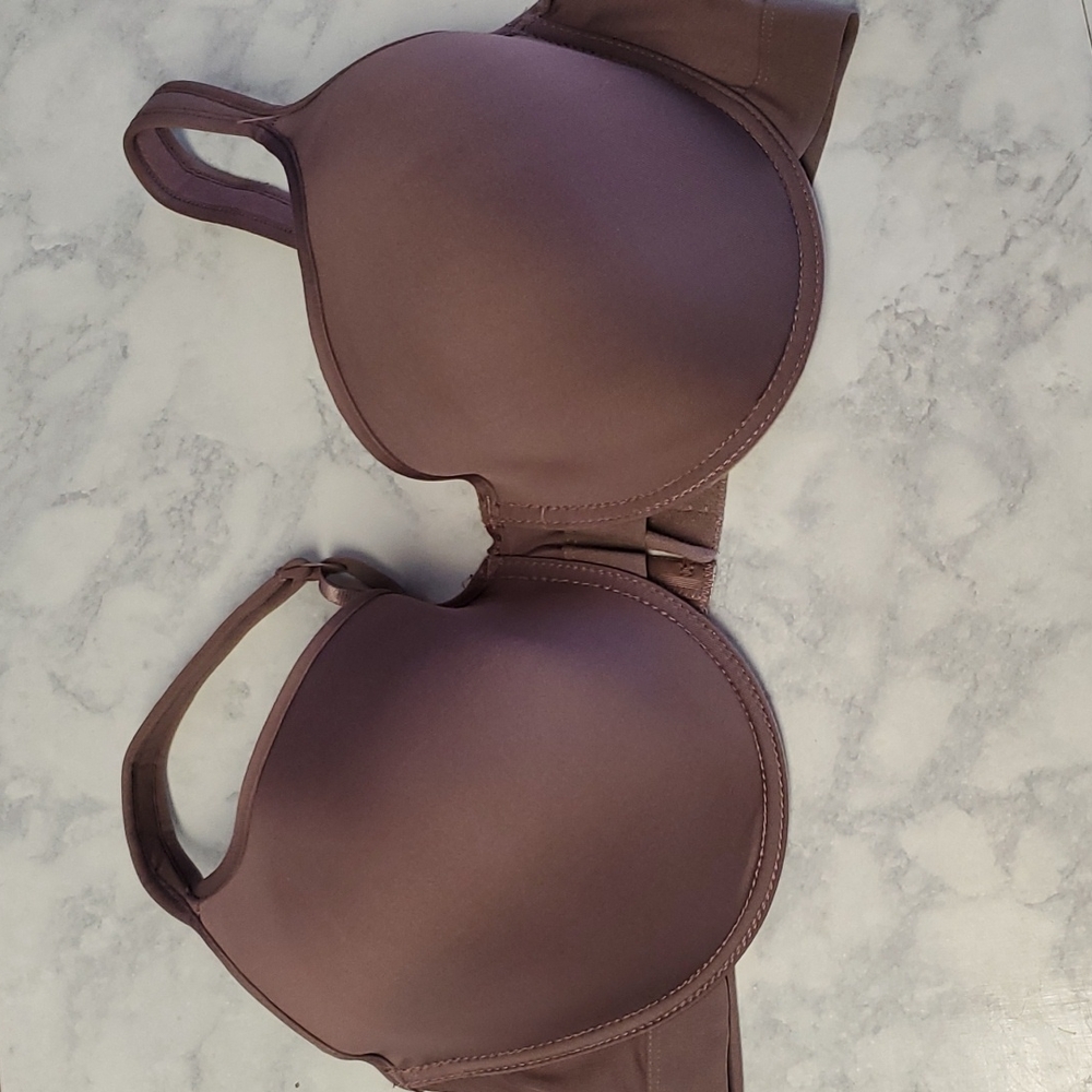 Delta Burke bra size 40dd